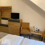 Garni Und Gaststätte Zum Holzfäller Hotel 2*