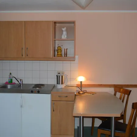 מלון Garni Und Gaststaette Zum Holzfaeller 2*